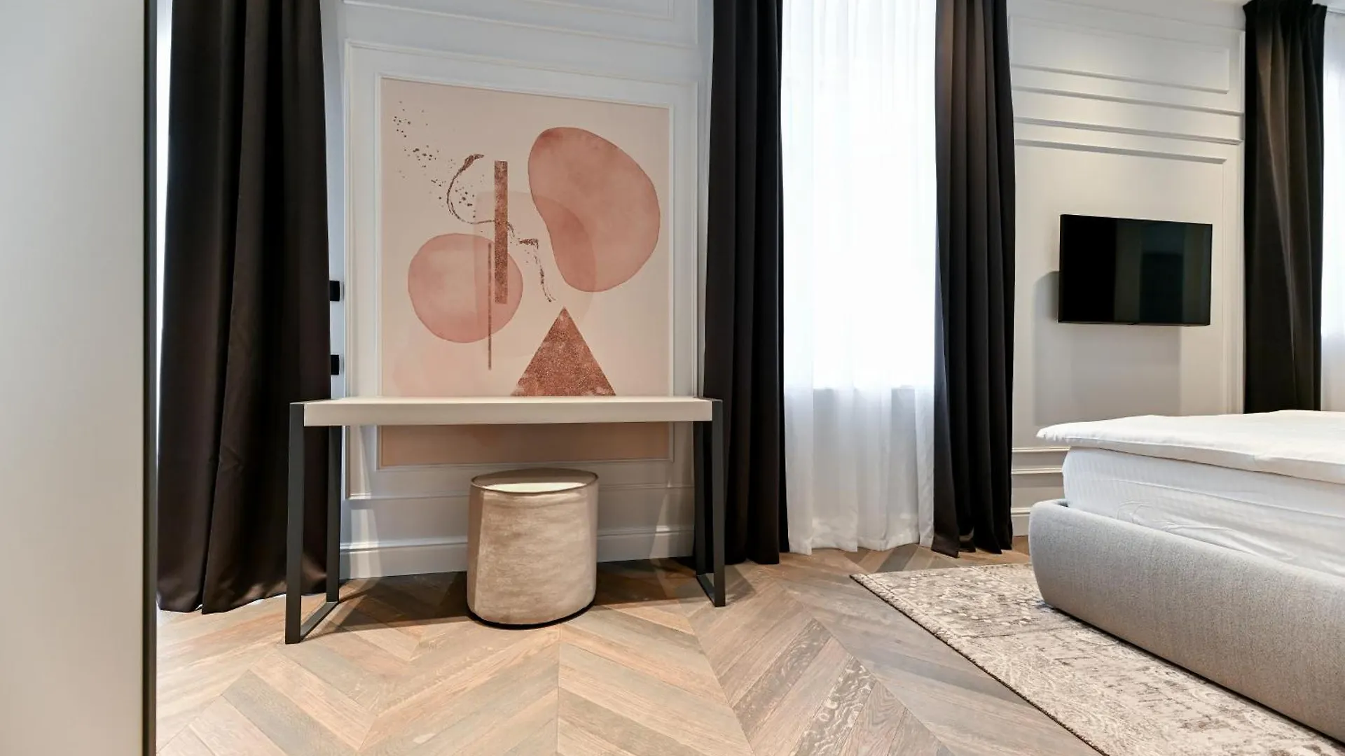 Three Pearls Deluxe Rooms & Studios