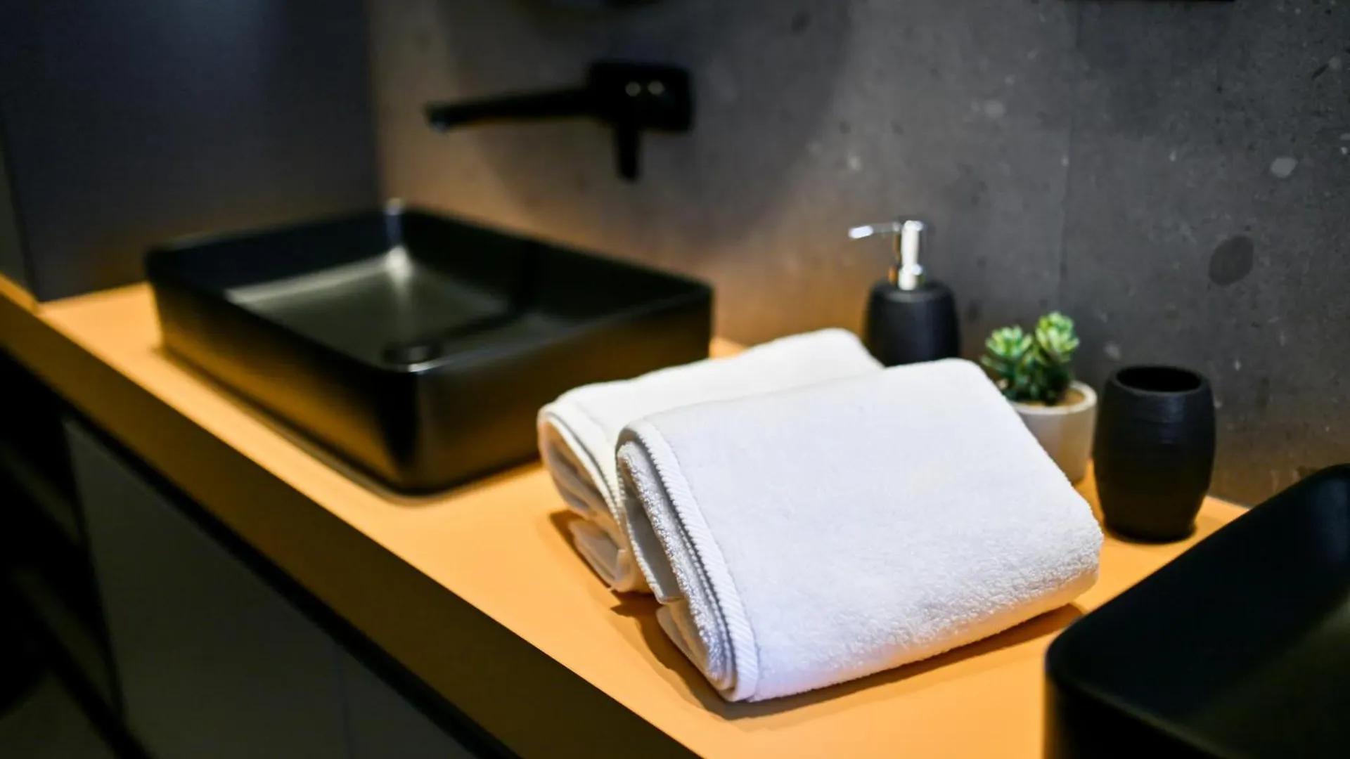 Three Pearls Deluxe Rooms & Studios Apartman